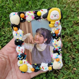 Topper BTS Jimin pour cartes photo K-pop - Chargeur par le dessus haut de gamme, idéal pour les cartes photo KPOP, repaire jaune et noir avec breloques sur le thème Kawaii
