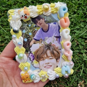 Topper pour cartes photo K-pop sur le thème des enfants errants - Top Loader Premium, idéal pour les cartes photo KPOP, repaire jaune et blanc avec breloques sur le thème kawaii