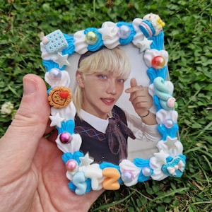 Topper pour cartes photo K-pop sur le thème des enfants errants - Chargeur par le haut haut de gamme, idéal pour les cartes photo KPOP, tanière déco bleu et blanc avec breloques sur le thème kawaii