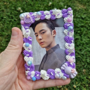 Décoration pour cartes photo K-pop Gâteries sucrées - chargeur vertical haut de gamme, idéal pour les cartes photo KPOP, tanière déco violette et blanche avec breloques sur le thème kawaii