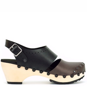 closed toe clogs with strap