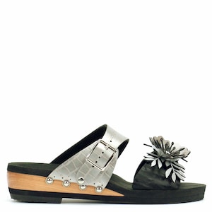 Low Wedge Flower Toe Mule in Midnight and Croc - Sandales végétaliennes - Fabriqué aux États-Unis par Mohop