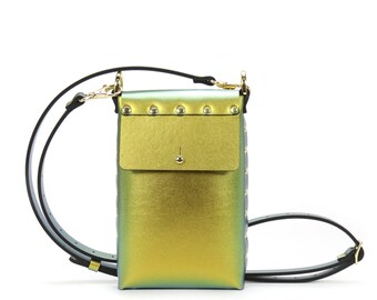 Könnte beinhalten: Eine kleine, schimmernde grün-goldene Umhängetasche mit schwarzem Riemen und goldenen Akzenten. Die Tasche hat einen Klappverschluss mit einer kleinen Tasche auf der Vorderseite.