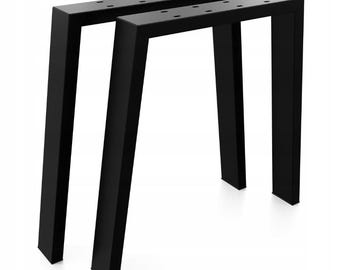 Könnte beinhalten: Zwei schwarze Tischbeine aus Metall mit einem einfachen A-Rahmen-Design. Die Beine sind aus robustem Metall gefertigt und haben eine schwarze Pulverbeschichtung.