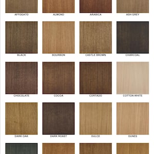 Può includere: Una tabella colori con 20 campioni di mordente per legno. Ogni quadrato mostra una tonalità diversa, tra cui Affogato, Almond, Arabica, Ash Grey, Black, Bourbon, Castle Brown, Charcoal, Chocolate, Cocoa, Cortado, Cotton White, Dark Oak, Dark Roast, Dulce, Dunes, Fern, Golden Hour, Hazelnut e Honey.