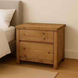 Puede incluir: Una mesita de noche de madera con dos cajones. La mesita de noche es de color marrón claro y tiene un acabado rústico.