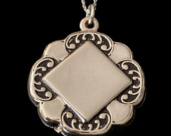 Vintage Silver-Plated Charm Pendant Necklace with Ornate Scroll Design
