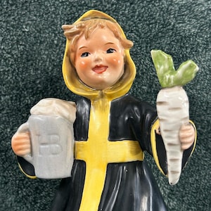 Goebel Munchen Girl Figurine Mark 5 MINT