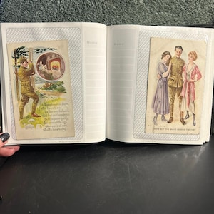 Álbum de fotos cheio de cartões postais militares usados e não usados da década de 1900