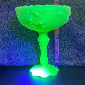Compota de cristal vintage Fenton Custard con pedestal, brilla con luz UV reactiva