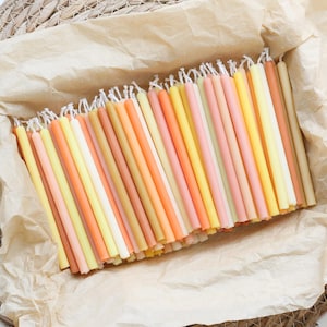 Handgefertigtes Kerzenset aus gelbem und orangem Bienenwachs und Olivenwachs – 10 cm dünne Geburtstagskerzen – Dekoration für Meditation und Entspannung