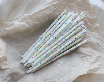 Candele di compleanno in cera d'api fatte a mano con pois colorati: decorazioni naturali ed ecologiche per feste di compleanno e celebrazioni