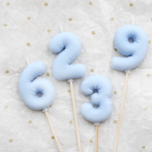 Decorazione minimalista per torta di compleanno a forma di numero con palloncino azzurro, candela fatta a mano in cera d'api e cera d'oliva per festeggiare.