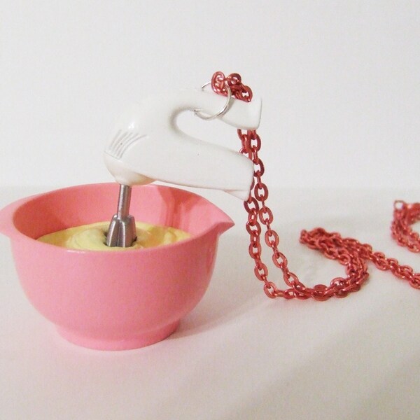 Cupcake queen Cake mixer necklace beaters in a pink bowl