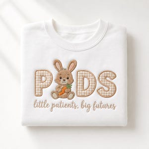 Sudadera bordada para enfermera pediátrica, suéter de enfermera pediátrica con conejito adorable, sudadera pediátrica a cuadros, regalo para enfermeras con el lema "Pequeños pacientes, grandes futuros".