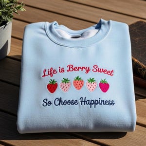 Bluza z haftem truskawkowym, koszulka Life Is Berry Sweet, koszulka z okrągłym dekoltem Strawberry Lovers, koszulka z letnimi owocami dla niej, koszulka z targu rolników