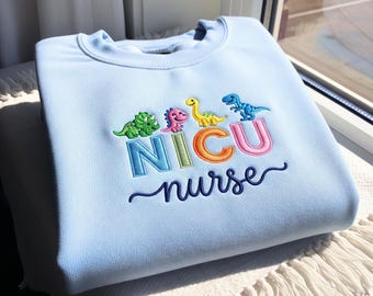 Broderad tröja med dinosaurier för neonatalvårdsavdelning, t-shirt för sjuksköterska på neonatal intensivvårdsavdelning, rund halsringning för legitimerad sjuksköterska, gåva för uppskattning av sjuksköterska