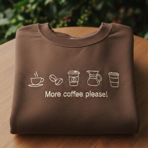 Sudadera bordada para amantes del café, camiseta minimalista con diseño de taza de flores y cafetera moka, cuello redondo estético de barista, regalos de cafetería, camiseta "More Coffee Please"