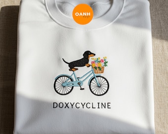 Doxycyclin besticktes T-Shirt, Dackel Radfahren Wortspiel Shirt, trendiges Apotheker Geschenk, Rundhalsausschnitt für die Veterinärschule, Apothekenschüler Hoodie