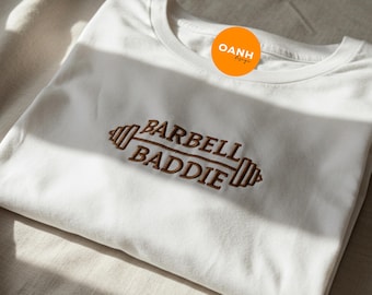 Camiseta bordada "Barbell Baddie", camiseta de levantamiento de pesas para chica de gimnasio, camiseta de cuello redondo para entrenamiento de mujer fuerte, regalo de fitness para ella, camiseta estética para mujer