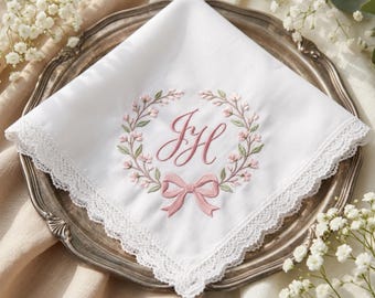 Pañuelo de boda personalizado, pañuelo con iniciales bordadas, diseño de corona floral, recuerdo nupcial personalizado