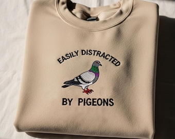 Felpa ricamata "Facilmente distratta dai piccioni", regalo per gli amanti dei piccioni, maglietta "Pazza degli uccelli", girocollo "Urban Wildlife", regalo per donne