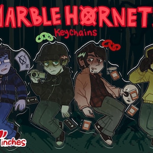 Puede incluir: Ilustración de cuatro llaveros de personajes de Marble Hornets, cada uno con un diseño diferente. Los llaveros miden aproximadamente 6,35 cm de altura. El texto "Marble Hornets Keychains" está en la parte superior en rojo.