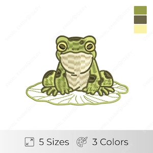 Puede incluir: Rana verde sentada en un nenúfar verde con manchas marrones. La rana tiene ojos grandes y una amplia sonrisa. La imagen es un diseño de bordado con 3 colores y 5 tamaños.