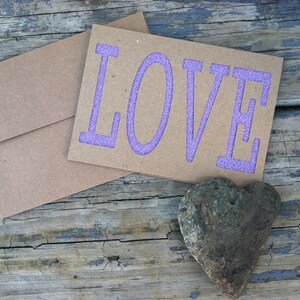 AMO estoque de cartão com brilho roxo e cartão de felicitações cortado em branco Kraft com envelope correspondente. Eu te amo, cartão de amor, relacionamento, cartão de amigo