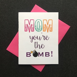 Mamá eres la tarjeta BOMB.  Tarjeta del Día de la Madre, tarjeta para mamá