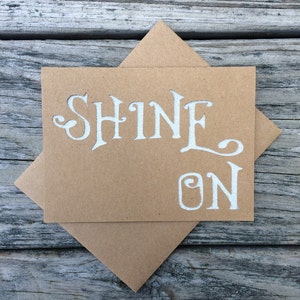 Silber Glitter Glanz auf Würfel geschnittenen Kraft Grußkarte.  Herzlichen Glückwunsch, bin ich stolz auf Sie, Graduierung, tollen Job, inspirierende Karte
