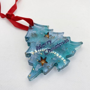 Grüner Weihnachtsbaumanhänger aus Kunstharz mit Sternen