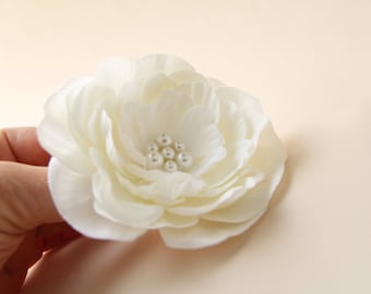 Ivory flower hair clip, Wedding hair flower, bridal hair accessory, ivory hair piece