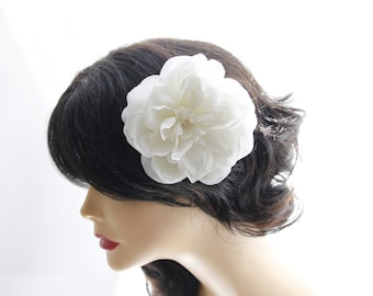 Wedding hair flower, white flower hair clip, wedding flower hair fascinator, bridal hair accessory, white hair piece, hair flower