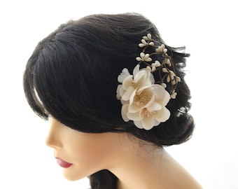 Flower hair accessory, Ivory  flower hair clip, rustic wedding bridal hair accessory, hair clip for the bride