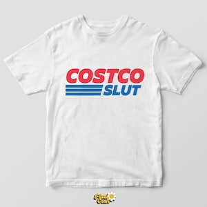 Op de afbeelding: Wit T-shirt met de tekst "COSTCO SLUT" in rood en blauw. Het woord "COSTCO" is rood, boven twee blauwe horizontale lijnen, en het woord "SLUT" is blauw.