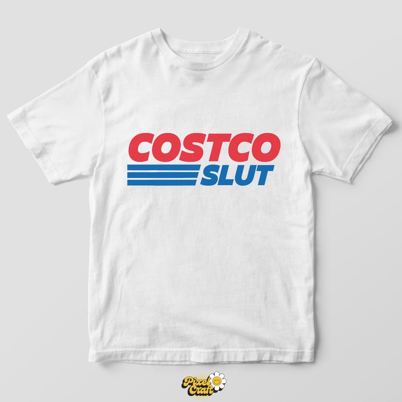 Op de afbeelding: Wit T-shirt met de tekst "COSTCO SLUT" in rood en blauw. Het woord "COSTCO" is rood, boven twee blauwe horizontale lijnen, en het woord "SLUT" is blauw.