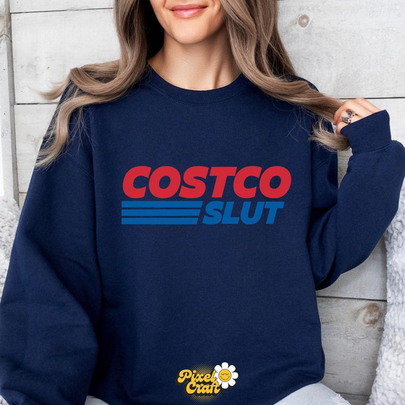 Op de afbeelding: Marineblauwe sweatshirt met de tekst "COSTCO SLUT" in rood en blauw, die het logo van een bekend merk imiteert. De tekst is vetgedrukt. De sweatshirt heeft een ronde hals en lange mouwen.