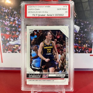 Tarjeta de novato de Caitlin Clark n.° 72 de Panini Instant 2024, con calificación TCT GEM MINT 10