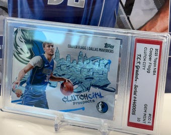 Tarjeta Topps NBA Cooper Flagg RC Clutch City Gem Mint 10 T.C.T. Graded Card (2025) con soporte