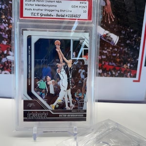 Tarjeta de novato de Victor Wembanyama de Panini Instant 2023 n.° 434 “Estadísticas impresionantes” T.C.T. Calificación Gem Mint 10 con soporte.