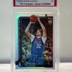 Cooper Flagg 2025 Topps NBA Flagship Rookie-kort holo T.C.T. Graded(TM) Gem Mint 10 med ställ