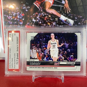 Tarjeta de novato de Caitlin Clark n.° 28 de la WNBA Panini 2024 con primer doble-doble TCT Gem Mint 10