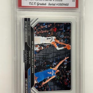 Op de afbeelding: Een Panini Instant NBA-verzamelkaart met Chet Holmgren en Victor Wembanyama. De kaart is beoordeeld met GEM MINT 10 door T.C.T. en bevat de tekst "Roy Front Runners Deliver A Doozie". De kaart zit in een beschermende houder.