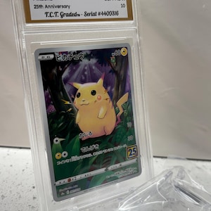 Puede incluir: Carta Pok&eacute;mon de Pikachu de la edici&oacute;n 25 aniversario, calificada GEM MINT 10 por T.C.T. La carta, con texto japon&eacute;s, est&aacute; protegida en un estuche. N&uacute;mero de serie #4400316.