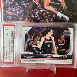 Tarjeta de novato de Caitlin Clark n.° 162 de Panini Instant 2024, con calificación T.C.T., Gem Mint 10, “Establece un récord de asistencias para un novato All-Star”