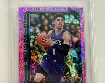 Carte LaMelo Ball 2025 Topps # 67, rose sable, paillettes holographiques TCT Graded Gem Mint 10 (support pour carte inclus)