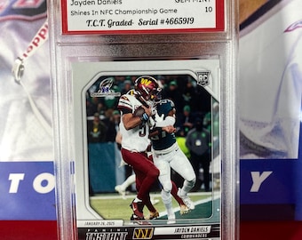 Puede incluir: Un portador de tarjeta de plástico transparente con una tarjeta blanca en su interior. La tarjeta presenta una foto de un jugador de fútbol americano con un uniforme rojo y blanco. La tarjeta es una tarjeta Panini Instant NFL 2024 de Jayden Daniels, un jugador novato de los Washington Commanders. La tarjeta está calificada como GEM MINT 10 por T.C.T. y tiene un número de serie #4665919.
