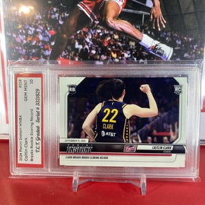 Tarjeta de novato de Caitlin Clark n.° 218 de la WNBA de Panini Instant 2024 que rompe el récord de puntuación de novato. Calificación Gem Mint 10