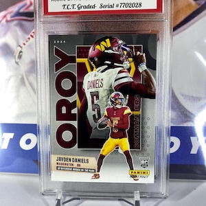 2024 Panini Instant NFL #AW-OROY Jayden Daniels Jugador Ofensivo del Año T.C.T. Calificación Gem Mint. Incluye soporte para 10 tarjetas.